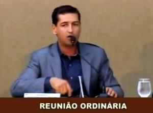 Prefeito de Divinópolis querendo aprovar projetos desafia Ministério Público através do líder do seu partido na Câmara e cria instabilidade entre poderes rodyson - homem capa preta